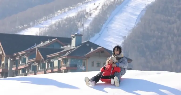 স্কি গ্রাউন্ডে স্কি করছেন করছেন পর্যটক